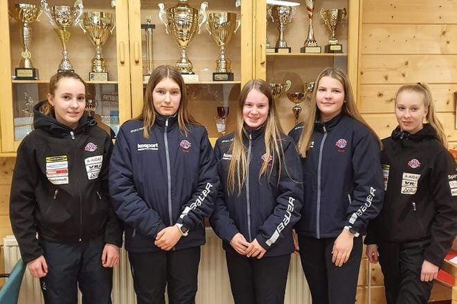 JPK:n pelaajat Sofia Kari (vas.), Aino Krook, Olivia Laitamäki, Roosa Nuolikoski ja Nella Korpela. KUVAT: ELINA MIKKONEN