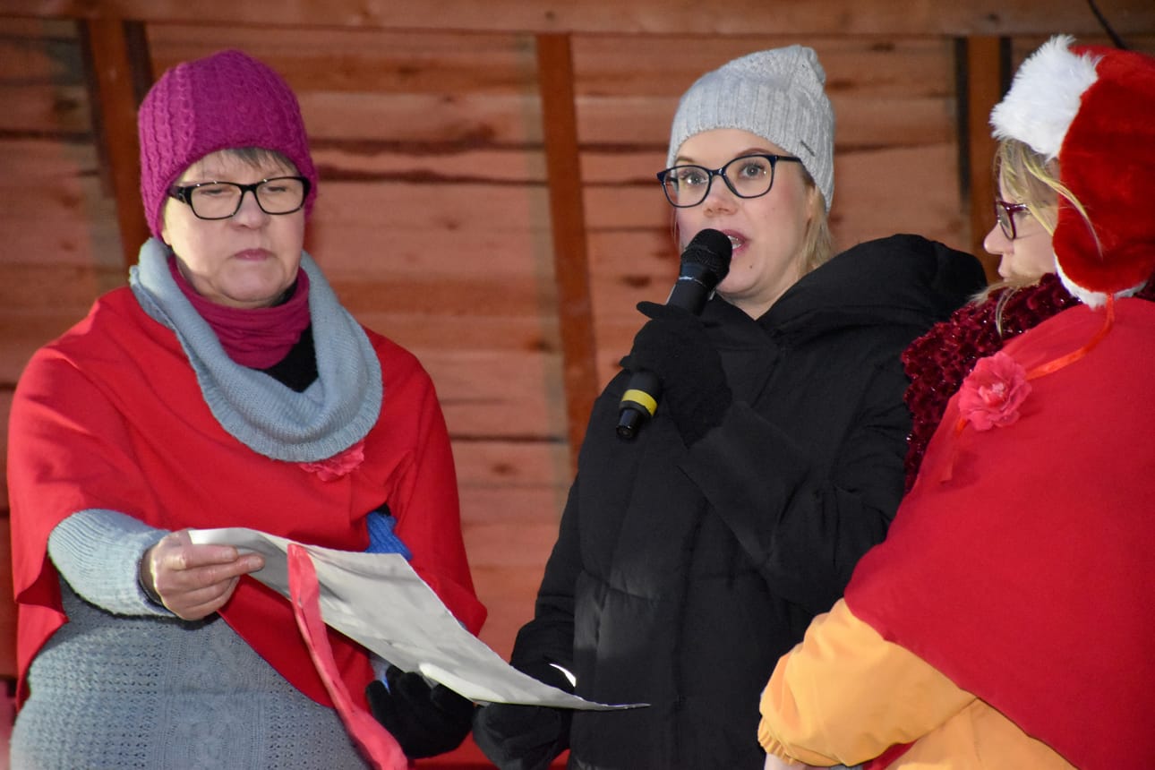 Kunnanjohtaja Heli Knutars luki joulunavausjulistuksen. Apurina toimivat Alma ja Aino -tontut, eli Virva Jakkula (oik.) ja Riitta Hämeenniemi.