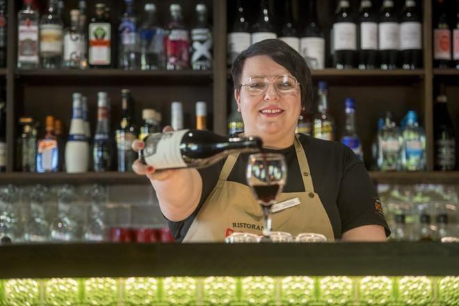 Kokkolan Rosson ravintolapäällikkö Tiina Huopana toivoo, että ravintoloiden ulosmyynti koskisi myös viinejä. Osuuskauppa KPO:n Rosso ei ole hakenut vähittäismyyntilupaa. KUVA: Clas-Olav Slotte