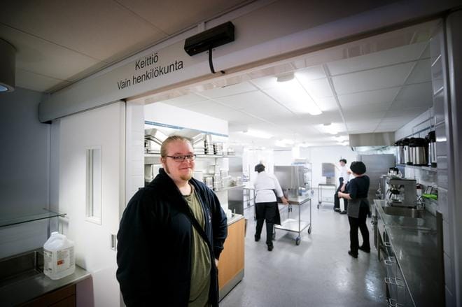 Joni Palmu valmistuu keskiviikkona kokiksi. Juhlan kunniaksi hän aikoo kokoontua kurssikaveriensa kanssa yhteen. KUVA: JAAKKO ELENIUS