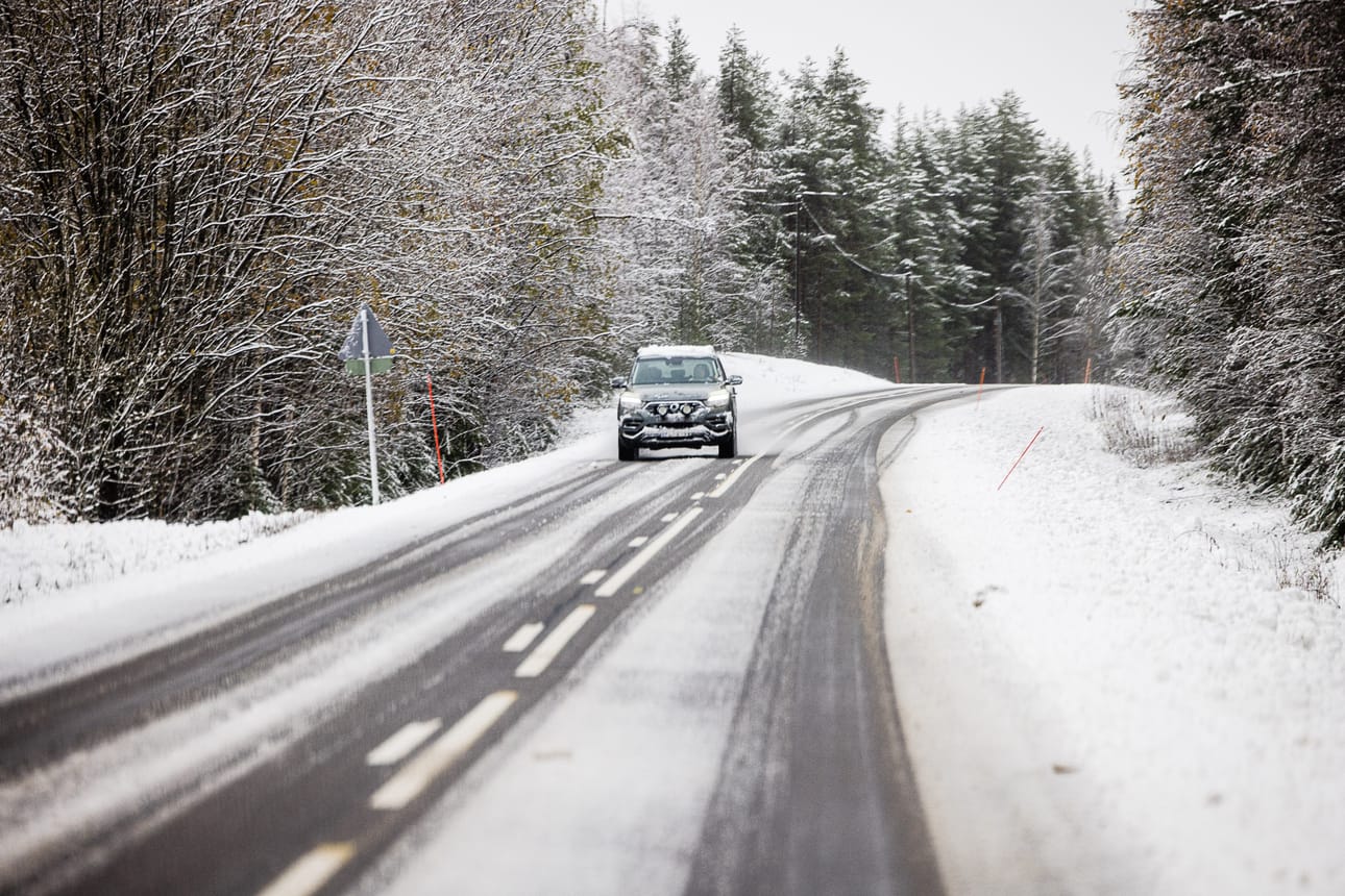 Ajokeli on huono koko Lapissa maanantaina. Ajokeliä pahentaa iltapäivällä alkava vesisade.