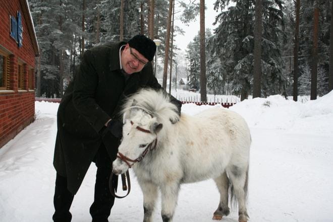 Kansanedustaja Reijo Hongisto pääsi vierailullaan Jamin luonnonvara-alan toimipisteessä Kurejoella 22.1. tervehtimään suosittua valkoista ponia.