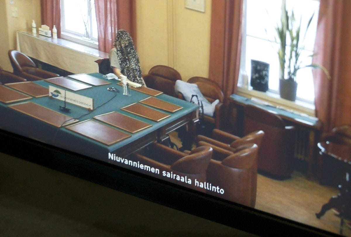 Pienen lapsen murhasta syytetty osallistui käräjäoikeuden istuntoon etäyhteydellä. LEHTIKUVA / KALLE PARKKINEN