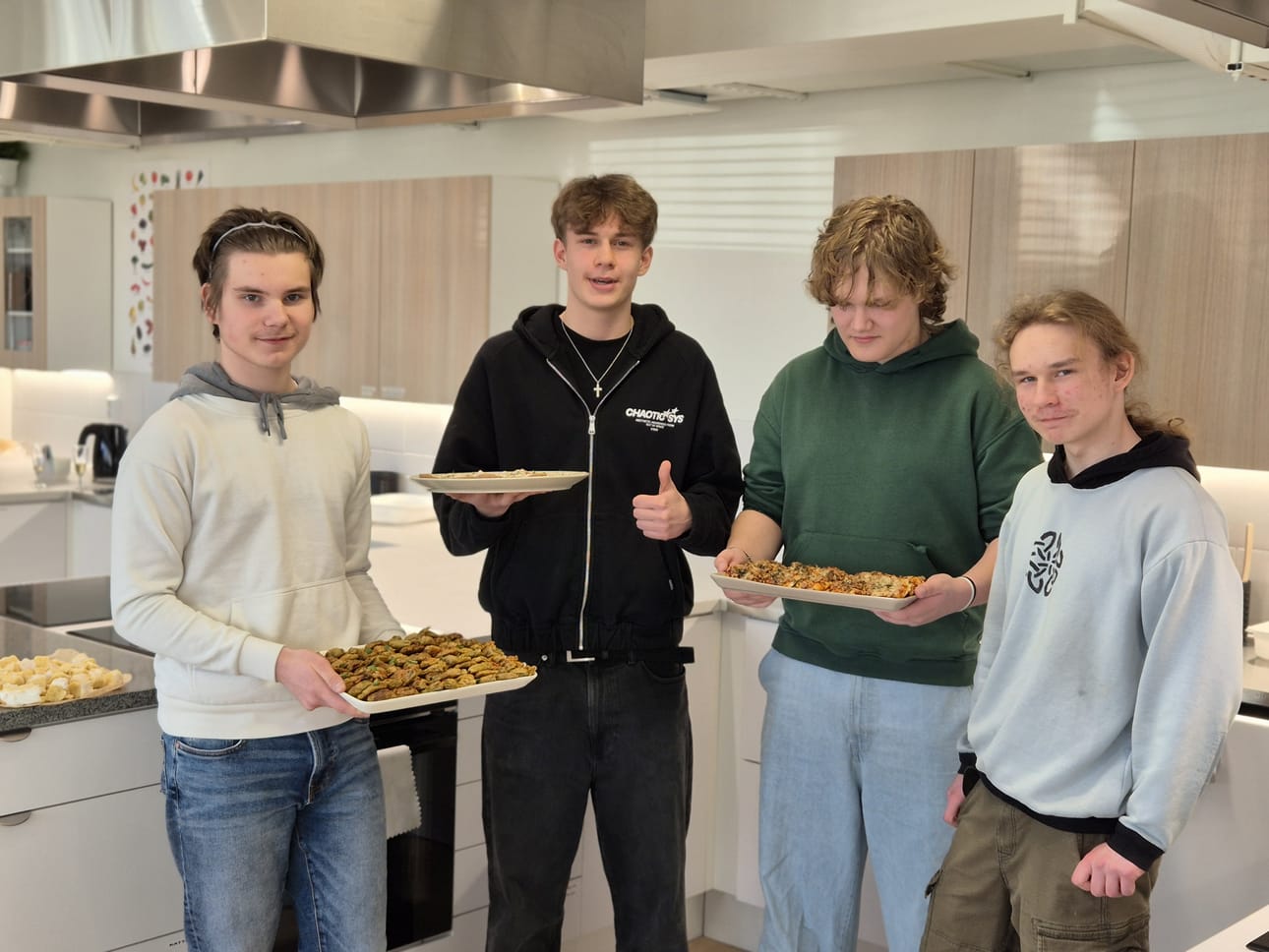 Joona Hauta-aho, Luka Tikkamäki, Aatu Heimonen ja Miska Matara-aho peukuttavat uusille toimiville ja valoisille tiloille.