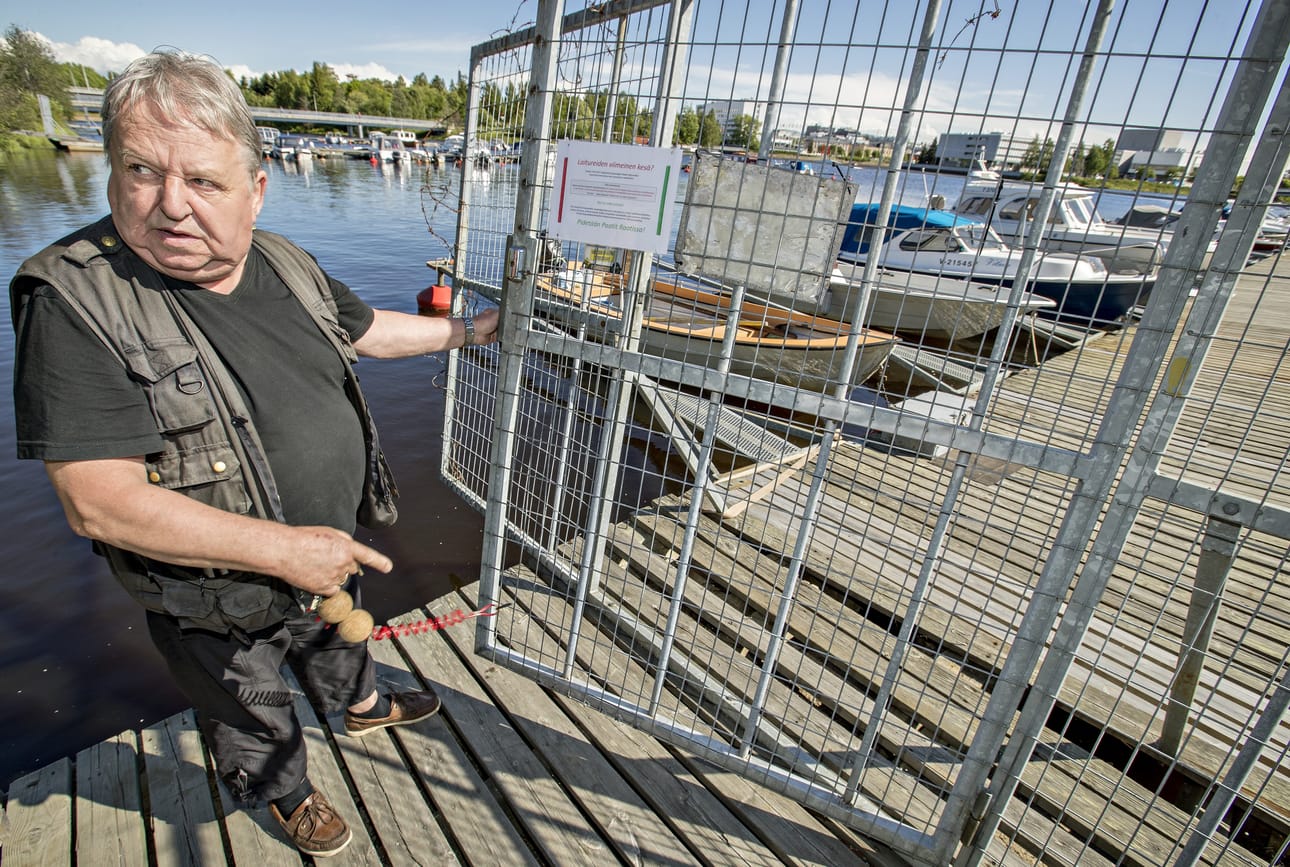 Veneilijät ovat kiinnittäneet laiturin porttiin lapun, jossa vastustetaan Raatin venelaiturien poistosuunnitelmia. Martti Särkelä vastustaa poistoa viimeiseen asti.