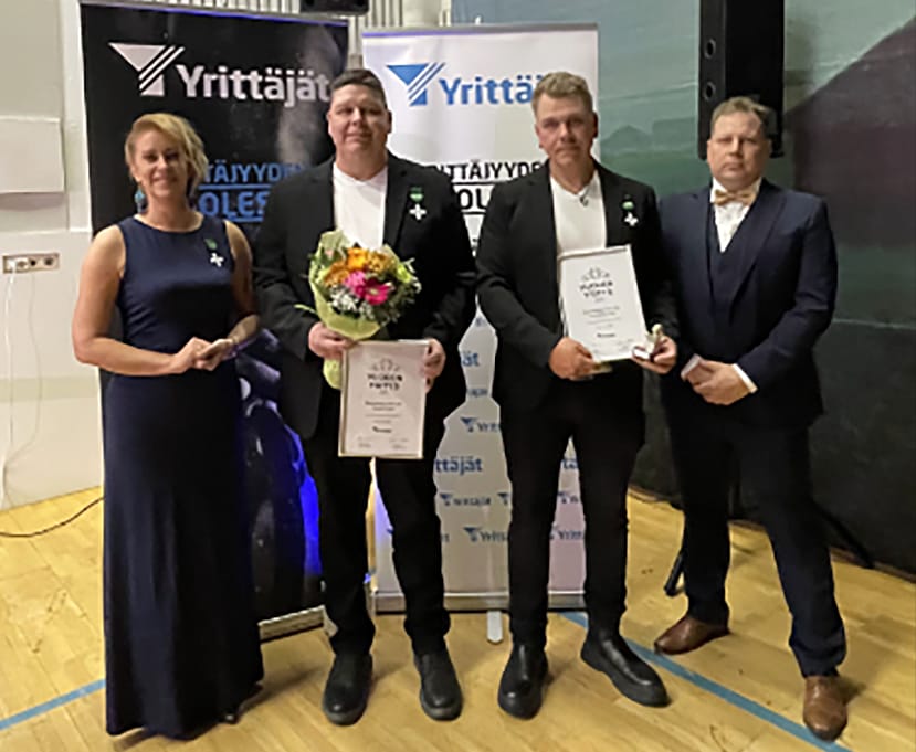 Tommi ja Juha-Matti Salo vastaanottivat kunniakirjat ja onnittelukukat Ylihärmän Yrittäjien sihteeriltä Susanna Pohdolta ja puheenjohtajalta Matias Keskiseltä.