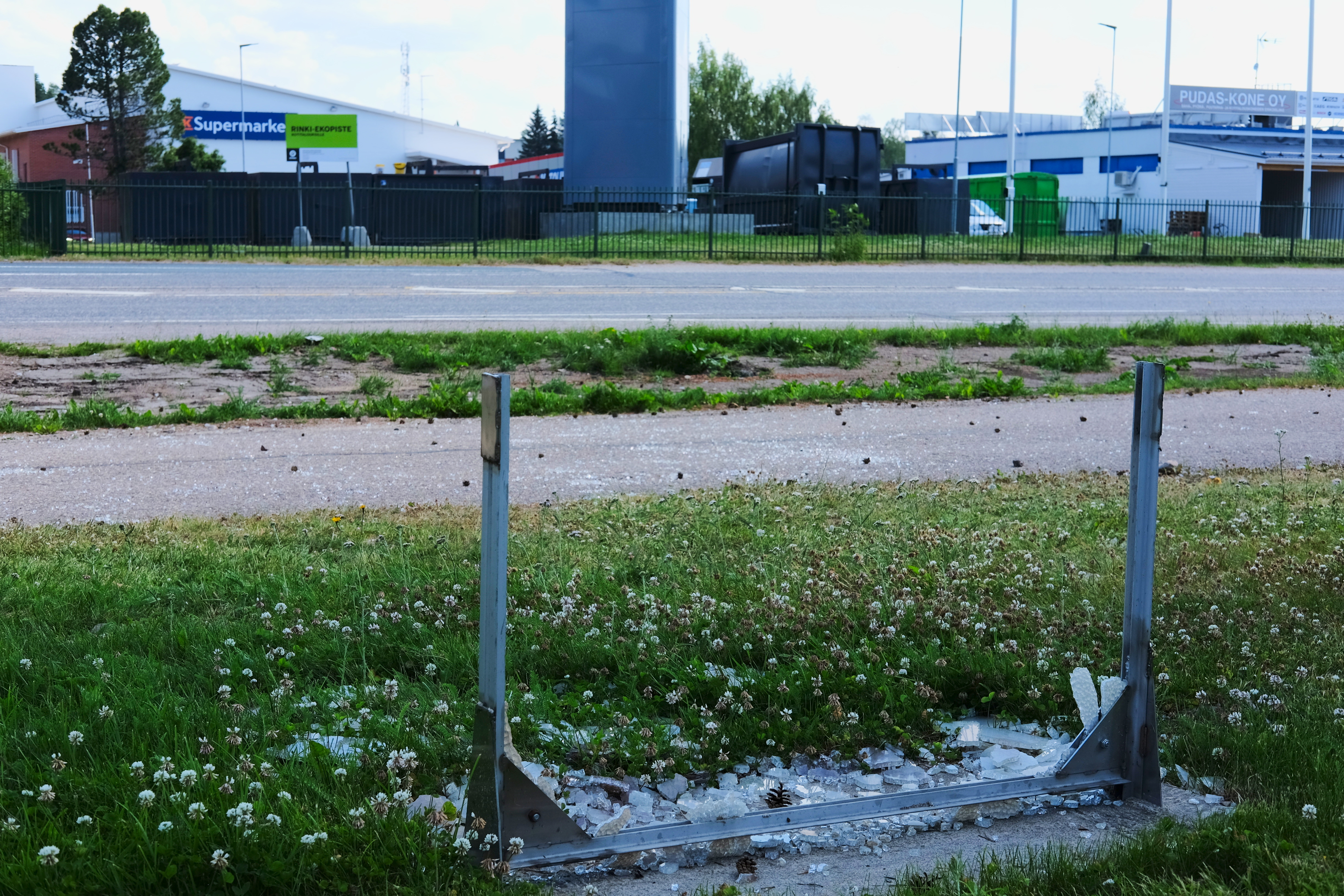 Rikottu Tykkyläinen, lasit pitkin pyörätietä – Alkaisi näyttää siltä, että jotkut ovat kyllästyneet alusvaatemainoksiin. Ovatko nämä kaupungin imagon kannalta tarpeellisia? Olisiko aika vaihtaa, kyseli maanantaina ohi pyöräillyt.