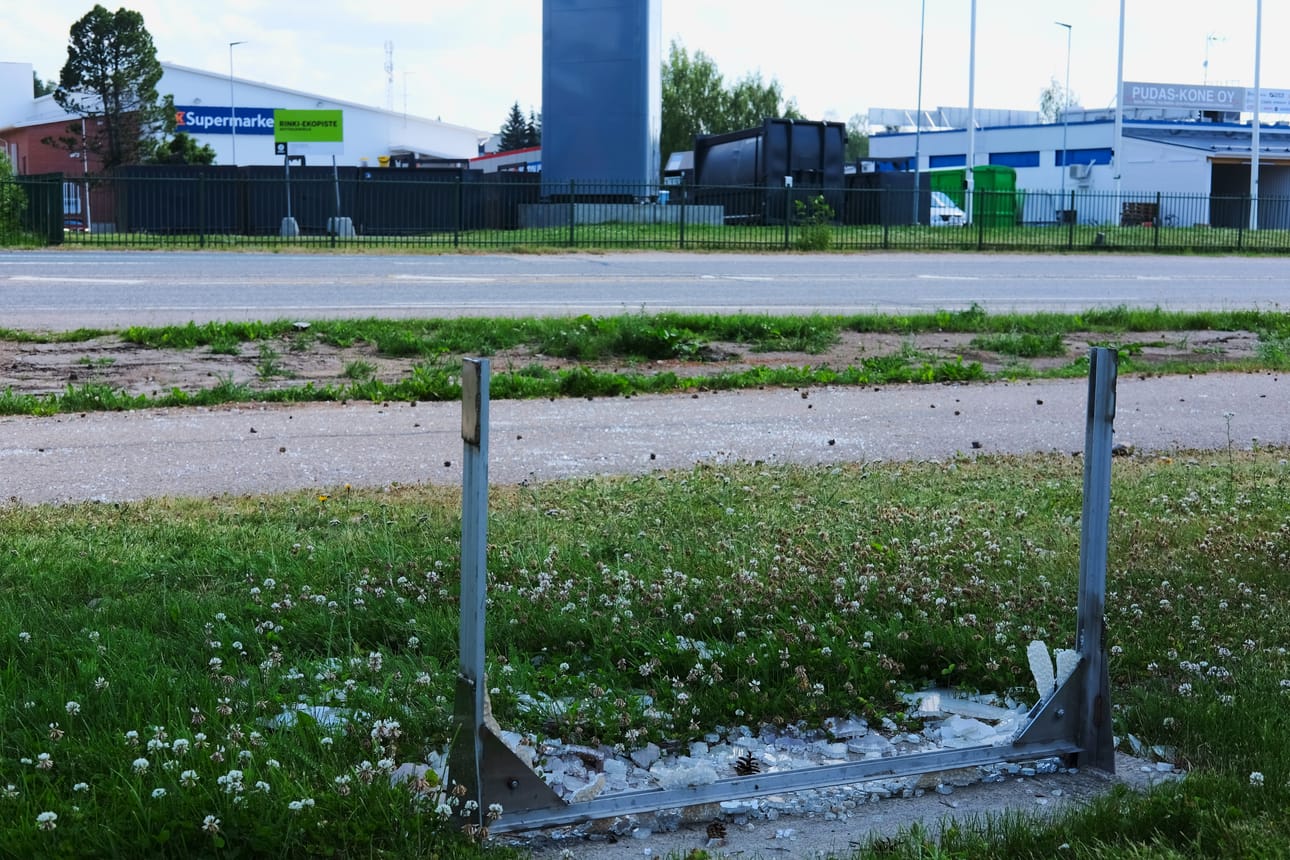 Rikottu Tykkyläinen, lasit pitkin pyörätietä – Alkaisi näyttää siltä, että jotkut ovat kyllästyneet alusvaatemainoksiin. Ovatko nämä kaupungin imagon kannalta tarpeellisia? Olisiko aika vaihtaa, kyseli maanantaina ohi pyöräillyt.