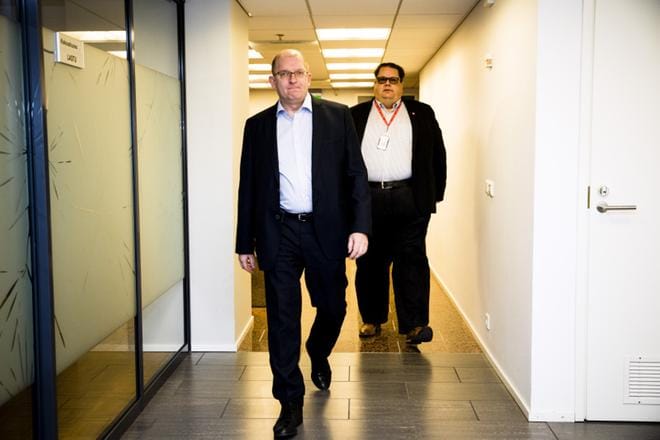 Teollisuusliiton puheenjohtaja Riku Aalto ja varapuheenjohtaja Turja Lehtonen saapuivat perjantaina kertomaan tiedotusvälineille uusista poliittisista lakoista irtisanomislakia vastaan. KUVA: Joel Maisalmi