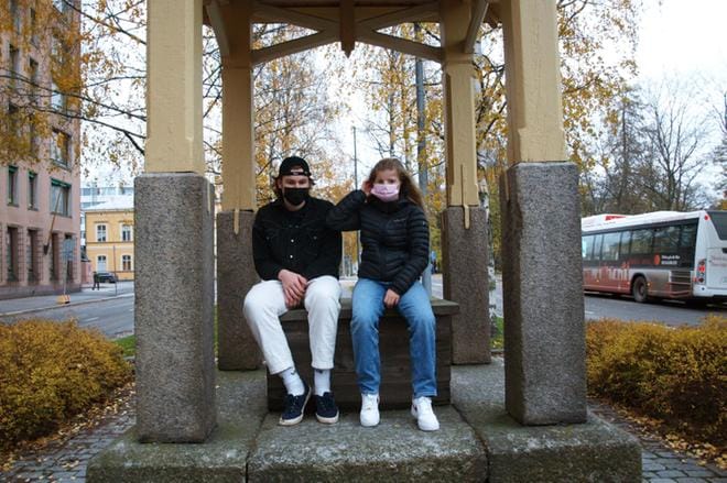 Lauri Tammenpää ja Lotta Högström kaipasivat maskeihin muitakin värejä kuin vaaleansininen, ja myyvät nyt mustia ja vaaleanpunaisia kertakäyttömaskeja sekä yksityishenkilöille että yrityksille. Kuva: Katja Lahti