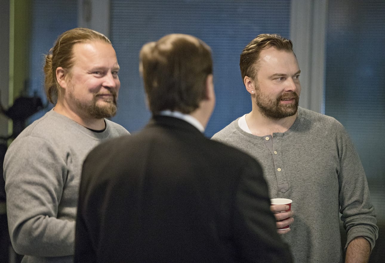 Qstockin perustajat Pekka Aarikallio (vas.) ja Mikko Forstén myivät Qstock Oy:n osake-enemmistön Oulun Kärpille vuonna 2017. Kuvassa selin Kärppien entinen toimitusjohtaja Juha Junno.