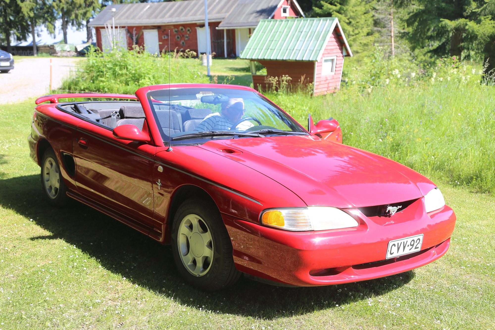 Jorma Ryönänkosken Ford Mustang on kuusisylinterinen vuosimallin -95 urheiluauto, jossa on 3,8 litran kone.