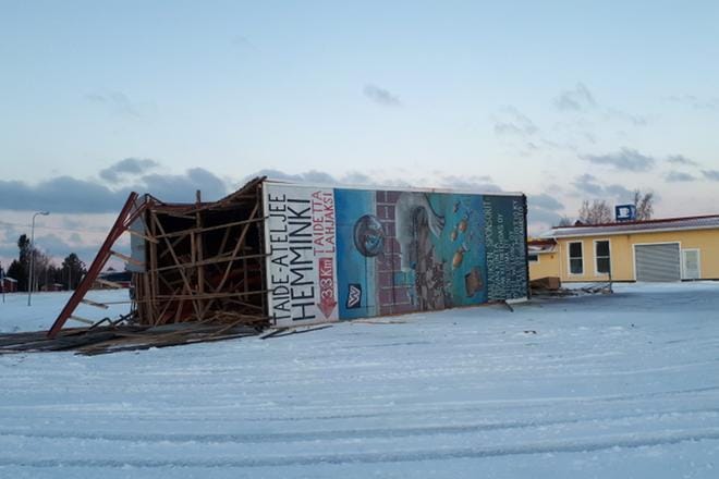 Myrsky kaatoi entisen viljan vastaanottorakennuksen Teuvalla. Taiteilija Panu Hemmingin maalaukset ovat koristaneet sen seiniä. KUVA: JORMA HAVULA.