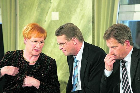 Presidenttiehdokkaat, SDP:n Tarja Halonen, keskustan Matti Vanhanen ja kokoomuksen Sauli Niinistö (oik).