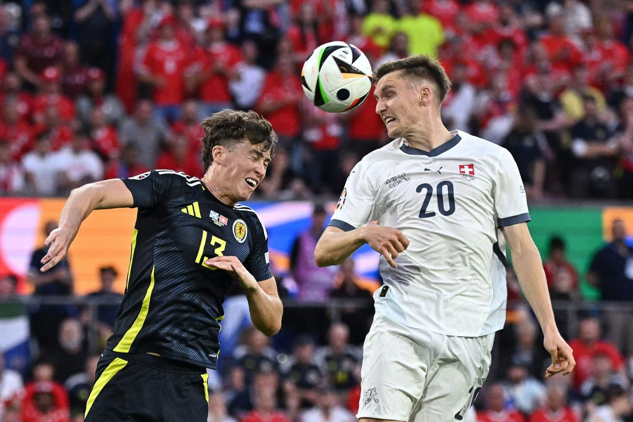 Skotlannin Jack Hendry (vas.) ottaa mittaa Sveitsin Michel Aebischerista. LEHTIKUVA/AFP
