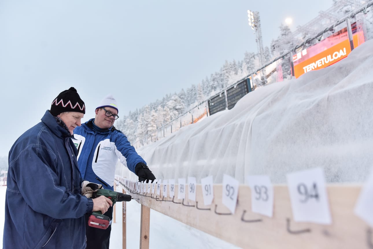 Tauno Suoraniemi ja Mika Mustiala nikkaroivat kilpailijoiden varustepussinaulakkoa.
