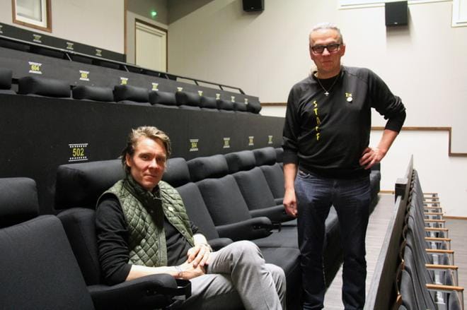 Ilkka Peura (oik.) esitteli Y-Kinoa ja Suomen ensimmäisiä teatterisohvia ohjaaja Tuukka Temoselle kahden Valmentaja-elokuvan ennakkonäytöksen välissä. KUVAT: MIA KÄRKKÄINEN