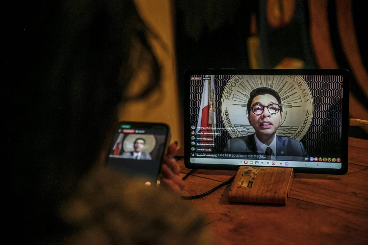 Madagaskarin presidentti Andry Rajoelina sanoi salaisesta sijainnista pitämässään puheesssa, että hän on turvapaikassa. Hän sanoo joutuneensa hakeutumaan turvaan sen jälkeen, kun hänet yritettiin surmata. LEHTIKUVA/AFP