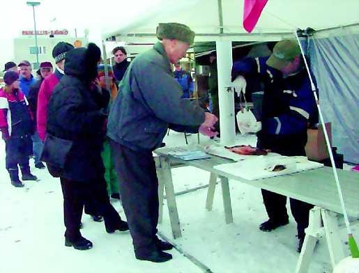 Viimeiset kalapalat . Kari Meriläinen jakoi 800 kala-annosta torikansalle Kajaanissa. Myös mademuikkukeitto ja kukkopalat hävisivät ihmisten suihin nopeasti järvikalaa mainostavassa tapahtumassa.