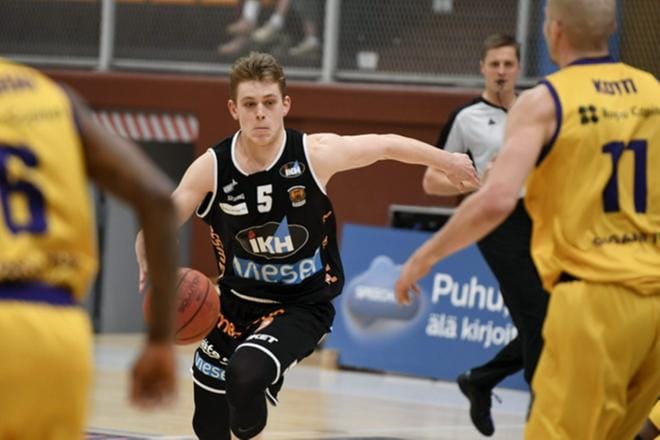 Karhu Basketin Henri Kantonen (kesk) aikeissa rynniä Seagullsin Derek Jacksonin ja Tuukka Kotin välistä korintekoon. KUVA: LEHTIKUVA / MARTTI KAINULAINEN