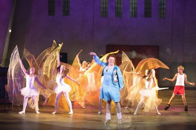 Billy Elliot on tullut ensi-iltaan Tampereen Työväen Teatterissa. Tanssinopettajan roolissa nähdään Petra Karjalainen, ja musikaalissa esiintyy myös joukko pirkanmaalaisia lapsiavustajia. Ensi-illassa Billynä oli vuorossa Simo Riihelä (oikealla). Toiset Billyt ovat Osku Perkiö ja Jiri Rajala. KUVAT: KARI SUNNARI