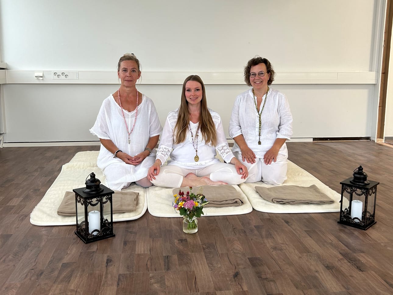 Leila Kärkinen, Yvonne Rönnlund ja Tina Norrman-Berg ovat kundaliinijoogaohjaajia, jotka ovat nyt perustaneet oman studion Vaasaan.
