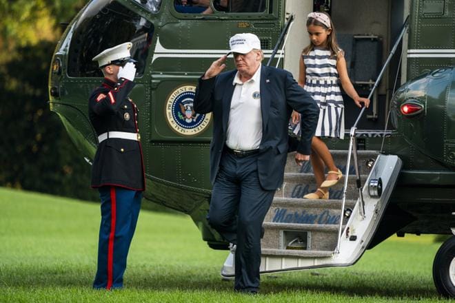 Presidentti Donald Trump ja hänen tyttärentyttärensä Arabella Rose Kushner saapuivat helikopterilla Valkoiselle talolle viikonlopun vietosta sunnuntaina Washingtonissa. KUVA: JIM LO SCALZO