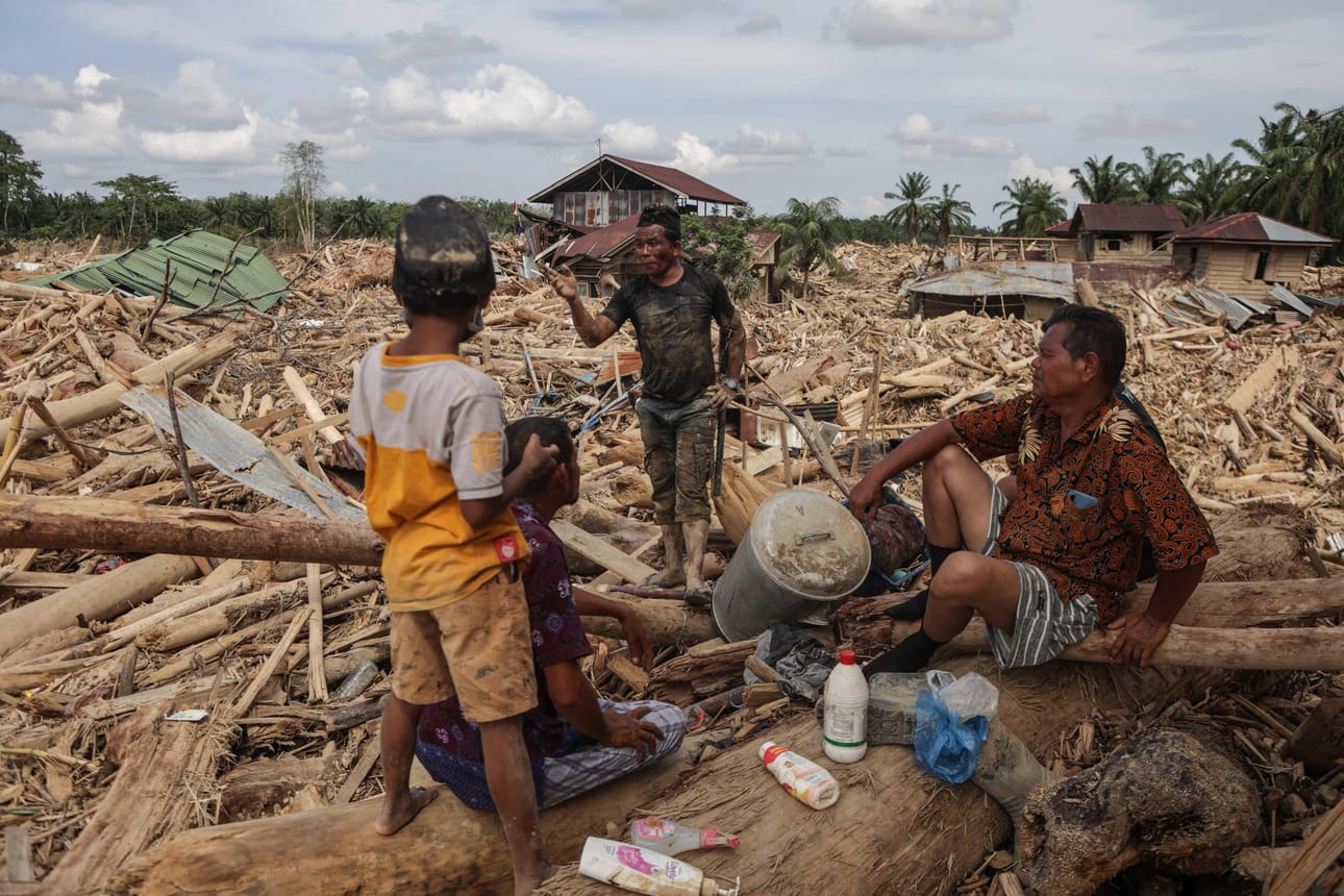 Tulva kuljetti mennessään puita ja tuhosi Lintang Barun kylää Aceh Tamiangissa, Sumatran pohjoisosissa.