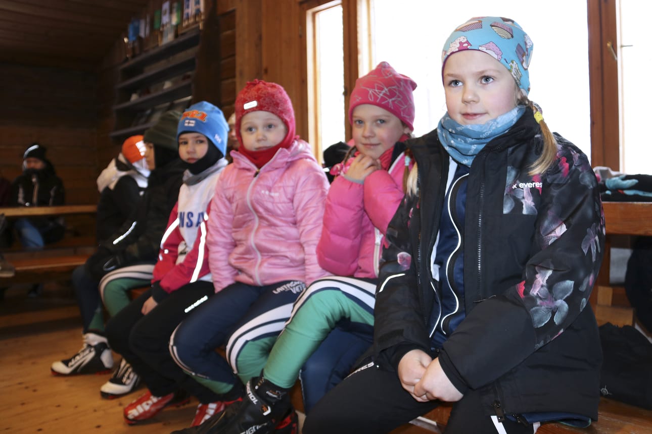 Milja Tihinen (oikealla), Eevi Juka, Emmi Polvi, ja Sofi Rinta saapuivat hiihtokilpailuun Muhokselta.