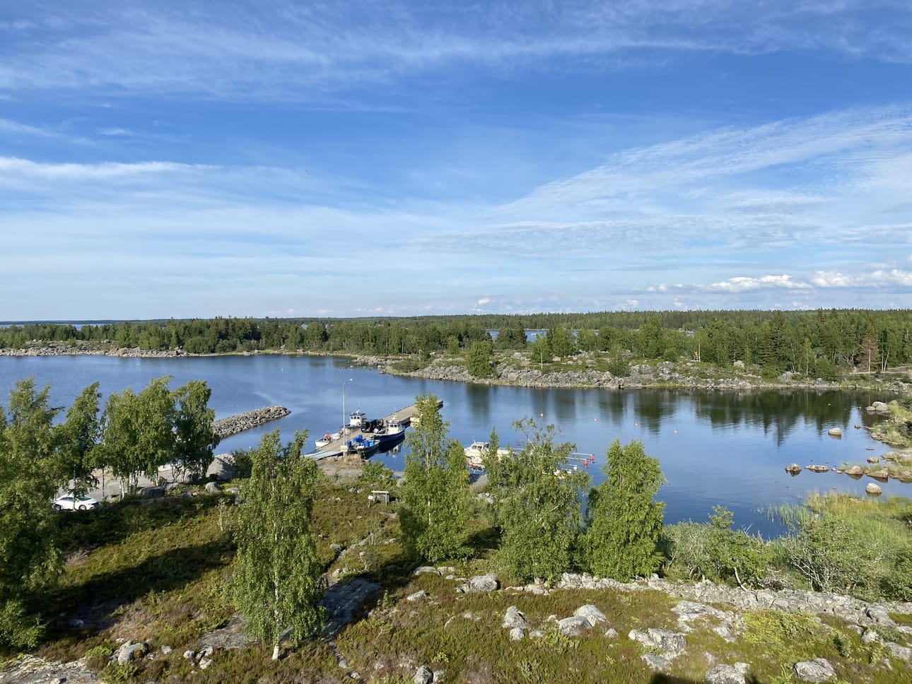 Raippaluodon maisemat ovat monipuoliset. On vehreää maalaismiljöötä, mutta myös vaikuttavia, karuja saaristolaismaisemia. Klobbskatiin Café Compassin viereen rakennettiin muutama vuosi sitten näkötorni, josta on hienot näkymät kivikkoiseen saaristoon.