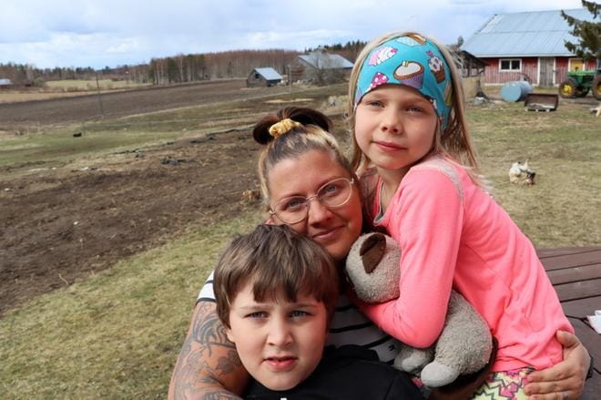 Minna Kivistö sai kuvaan mukaansa lapsistaan nuorimmat Iisakin ja Wilmaliinan. KUVAT: EEVA-LIISA KULJU