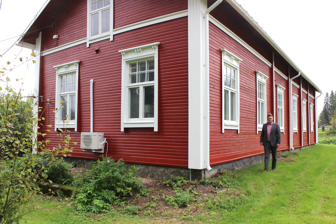 Isojoen kunnanjohtaja Juha Herrala Vihermöjen pohjalaistalon vieressä Vanhassakylässä.