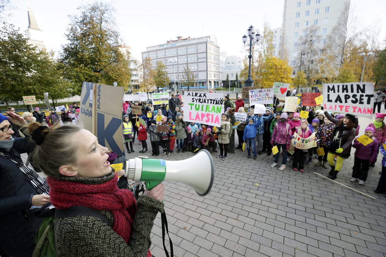 Kaupungintalolla järjestettiin mielenosoitus Tuiran koulun puolesta. Megafonin etualalla Mirjami Rautio.