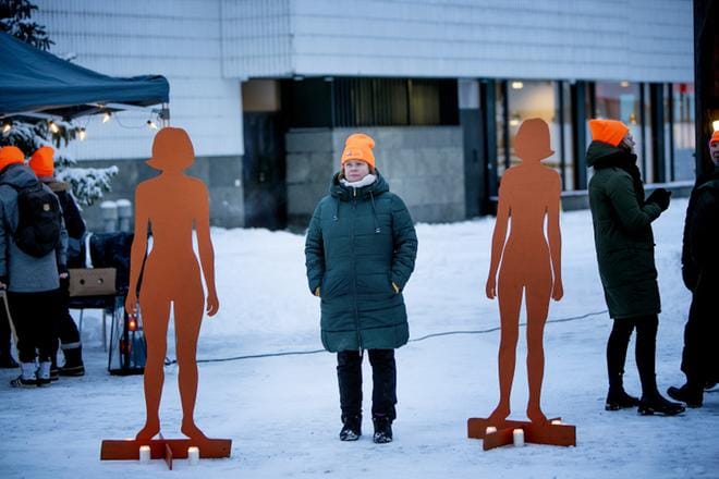 Vuosittain noin 20–30 naista kuolee lähisuhdeväkivallan uhrina. Ensi- ja turvakodin työntekijän tekemät naishahmot kuvaavat näitä henkirikoksen uhreina menehtyneitä. KUVA: JAAKKO ELENIUS