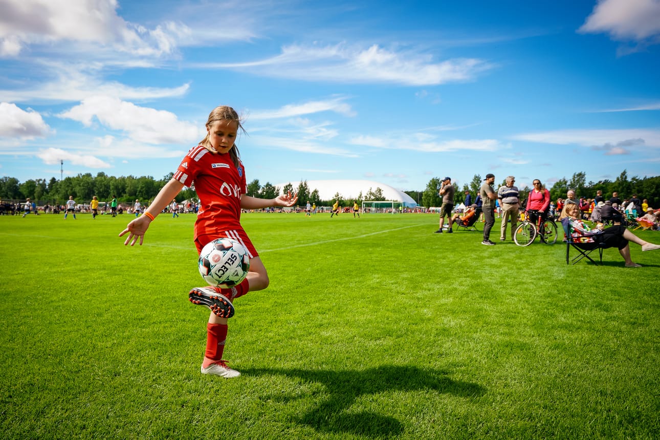FC Sportin juniori Iina Laulaja kikkaili pallolla voitetun pelin jälkeen.