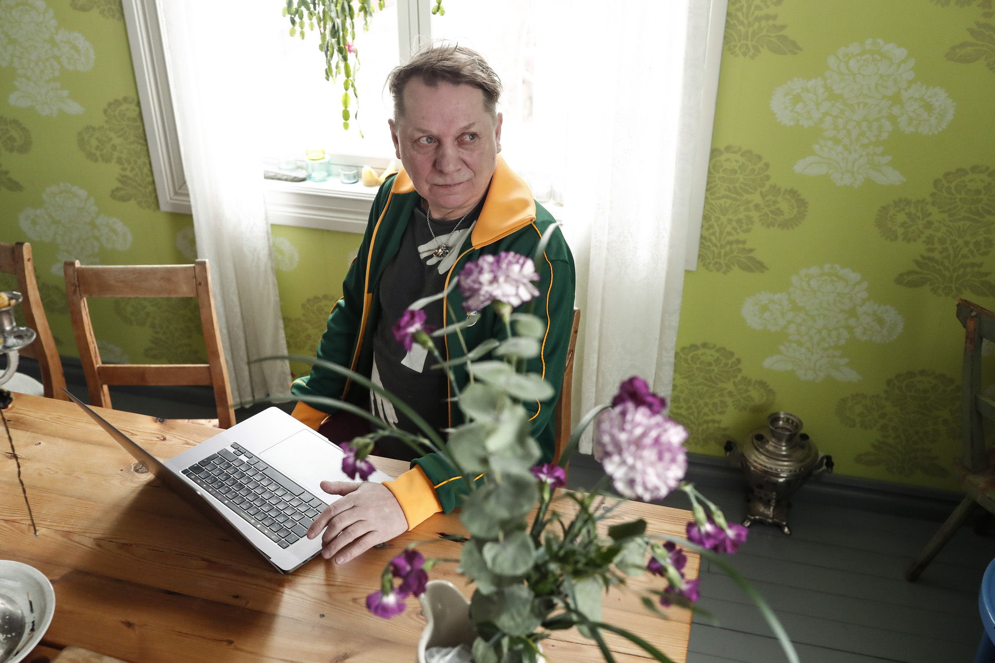 Etsi luurangot kaapista ja pyydä aidosti anteeksi, neuvoo kriisiviestinnän asiantuntija – Heikki Salo selvisi lastenyhtyeen intiaanikohusta: "Pitää olla valmis muuttumaan"