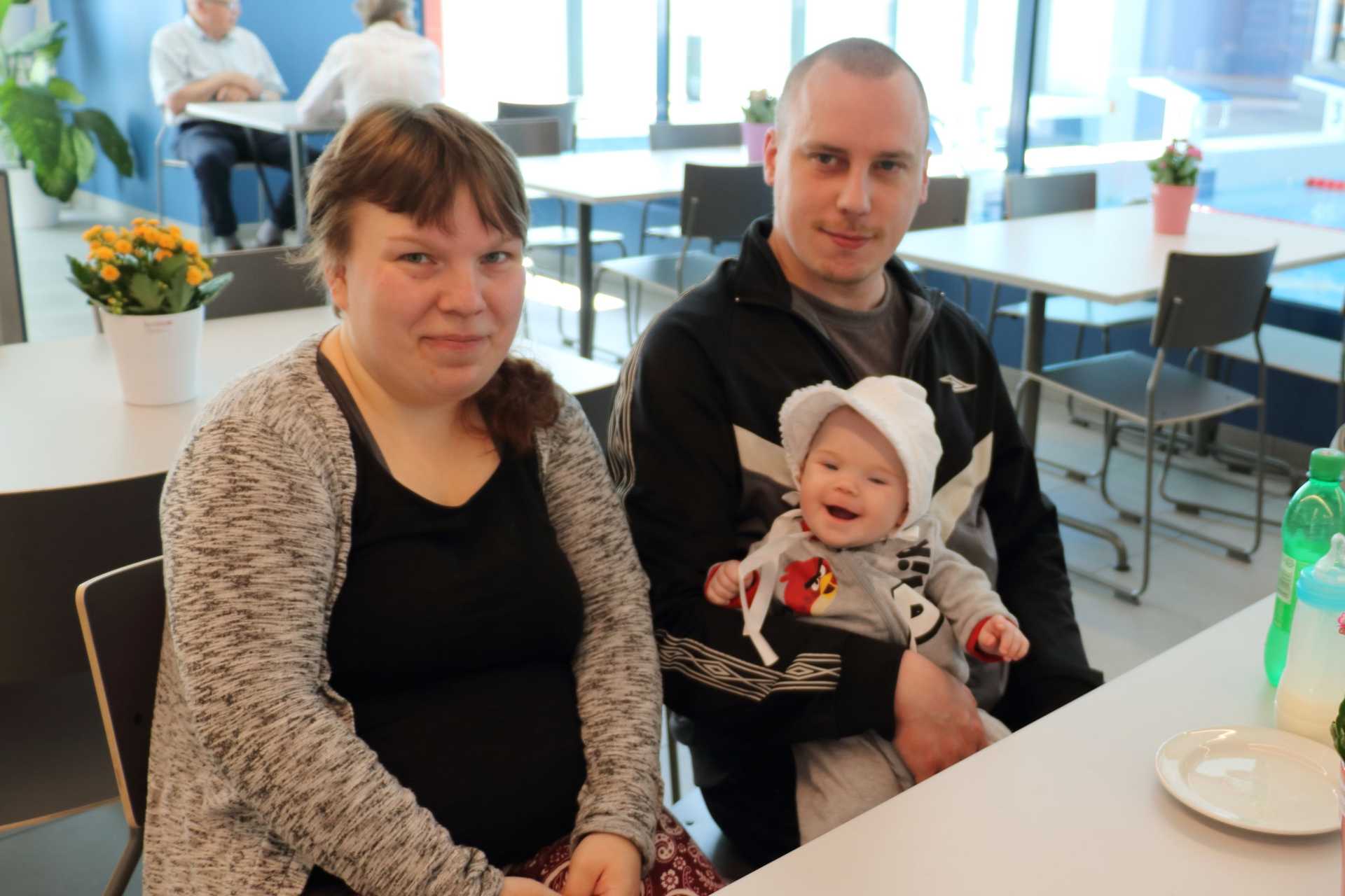 Pieta, Ronja (6kk) ja Mikko Holappa tulivat tiedustelemaan onko uimahalliin mahdollisesti tulossa vauvauintia.