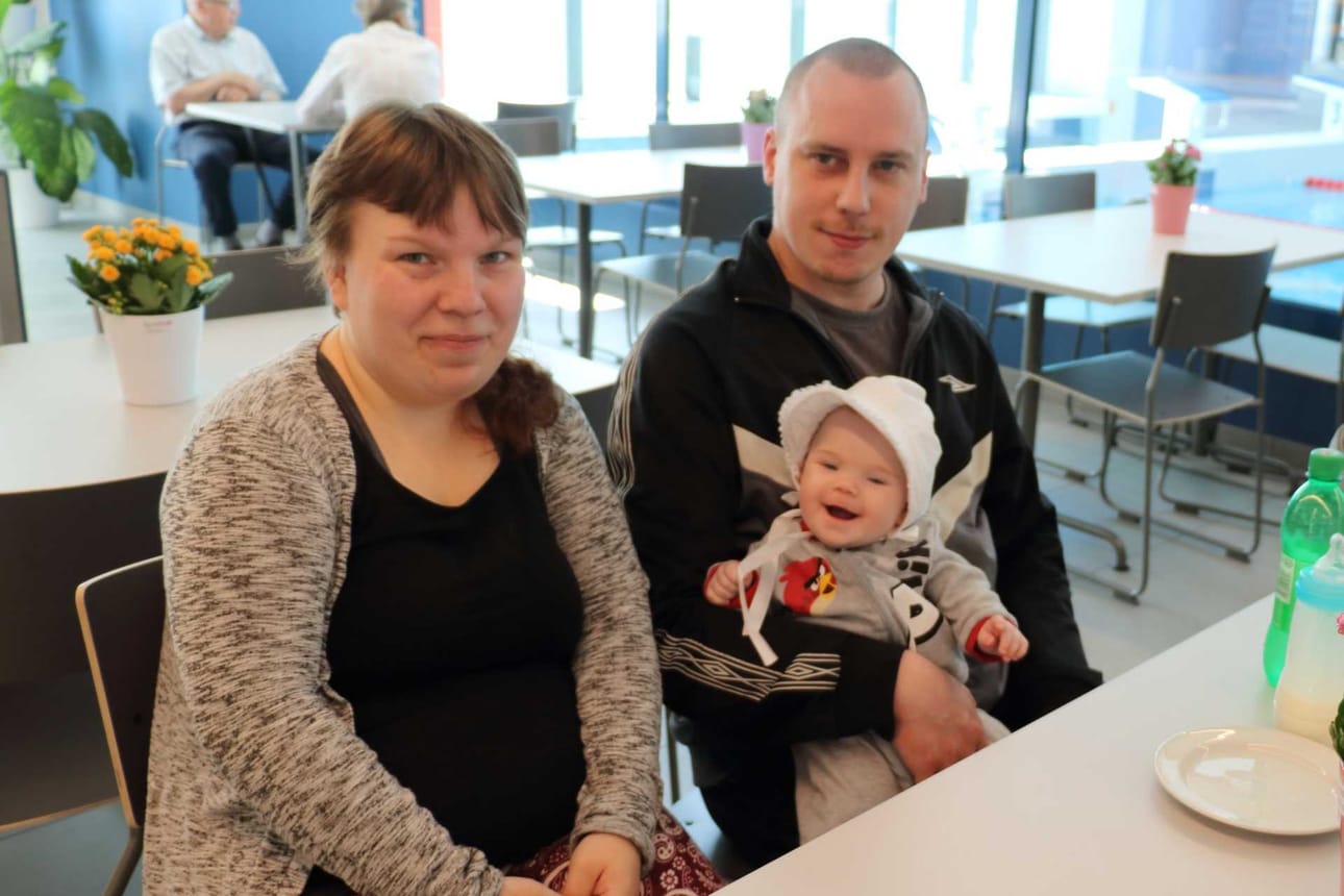 Pieta, Ronja (6kk) ja Mikko Holappa tulivat tiedustelemaan onko uimahalliin mahdollisesti tulossa vauvauintia.