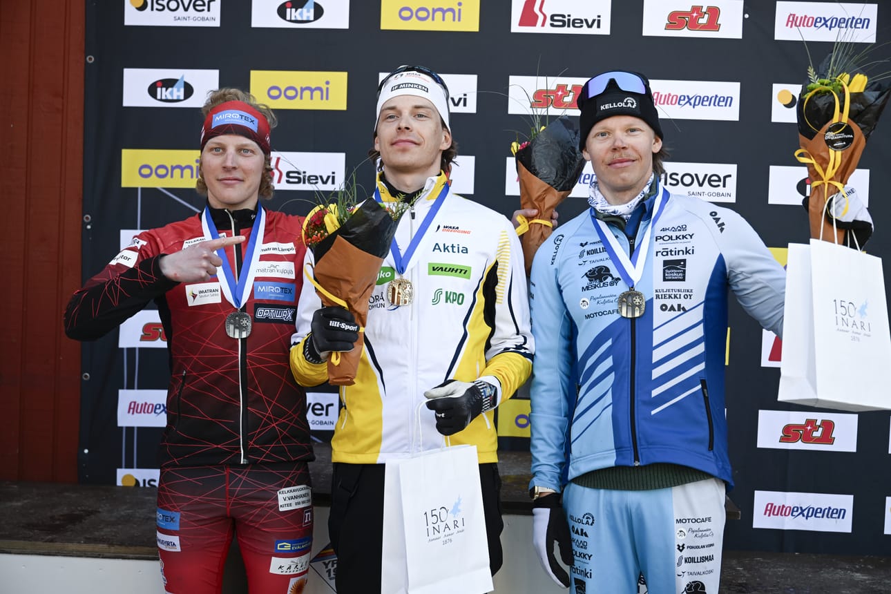 Hopeamitalisti Imatran Urheilijoiden Miro Karppanen (vas.), kultamitalisti IF Minkenin Alexander Ståhlberg ja pronssimitalisti Taivalkosken Metsä-Veikkojen Lauri Mannila palkintojenjaossa miesten perinteisen 50 km kilpailun jälkeen.