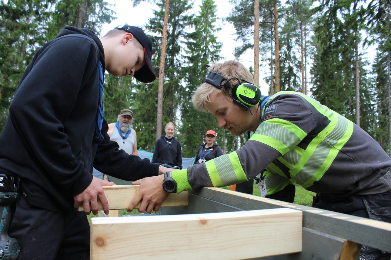 Veeti Inkilä Seinäjoelta (oikealla) ja Topi Iso-oja Ilmajoelta kokosivat tulevan ruokakatoksen kattorakenteita lauantaina. Talkoolaisina toimivat myös muun muassa Riitta Inkilä Seinäjoelta, Laura-Kaisa Aitaneva Ilmajoelta ja Kari Takamaa Seinäjoelta.