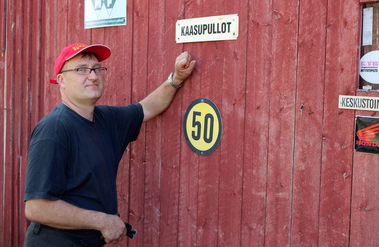 Sakari Turunen on keräilijäluonne, jonka kodista löytyy kyltti, jos toinenkin. Saken keskusvaraston kupeella selviää, että tulossa on 50-vuotissynttärit.