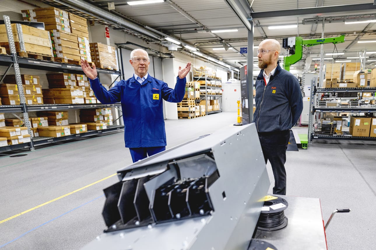 Ensimmäinen uuden mallin taajuusmuuttajista on jo valmis. Se lähtee ensi viikolla Tanskaan. Vesa Laisi näyttää, kuinka suurta vaihtelua voi olla eri tilausten kokoluokissa. Antti Kumara uskoo uuden tuotantolinjan luovan positiivista vauhtia.