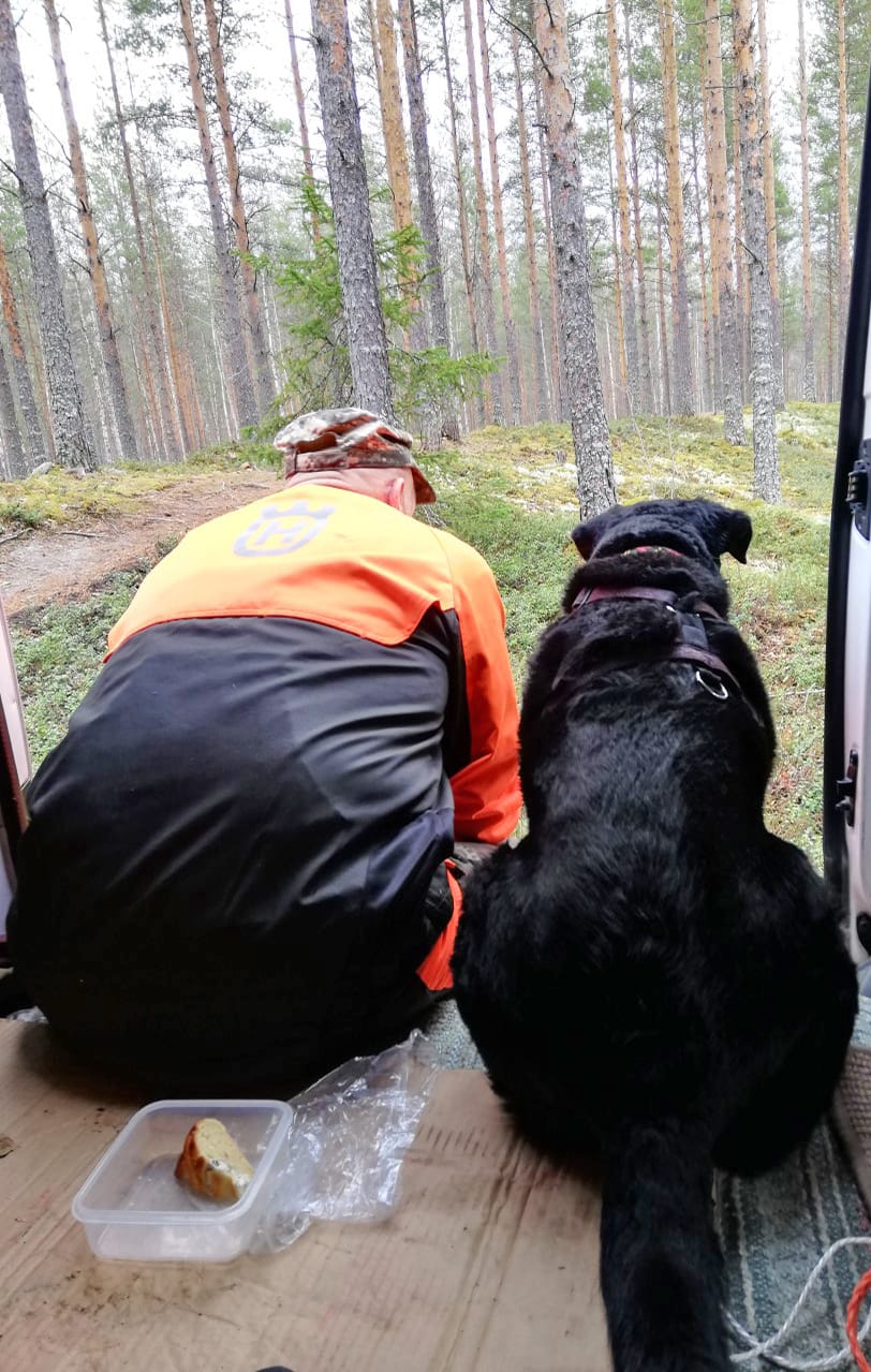 ALHAALLA OIKEALLA. Kymmenvuotias Ruska on aina metsähommissa mukana. Tässä kaksikko on ansaitulla tauolla.
