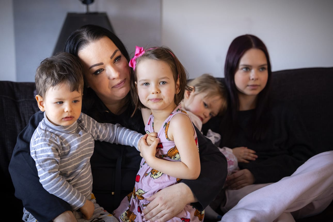 Yhdeksän lapsen äiti Janina Peräsalo sanoo aina halunneensa tulla suurperheen äidiksi. Adrian (vas.), Vivian ja Safira kilpailevat usein paikasta äidin sylissä. Pikkusisarukset menevät mielellään myös 12-vuotiaan Isabellan syliin.