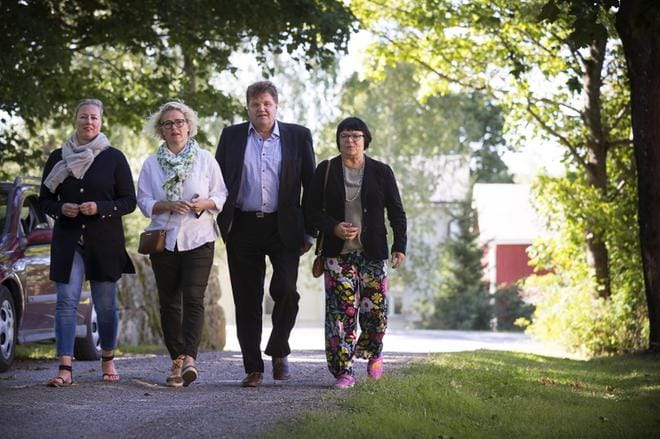 Jutta Urpilainen, Miapetra Kumpula-Natri, Harry Wallin ja Maria Tolppanen astelivat tyytyväisinä SDP:n maakuntajuhlassa Vähässäkyrössä. KUVAT: JARNO PELLINEN