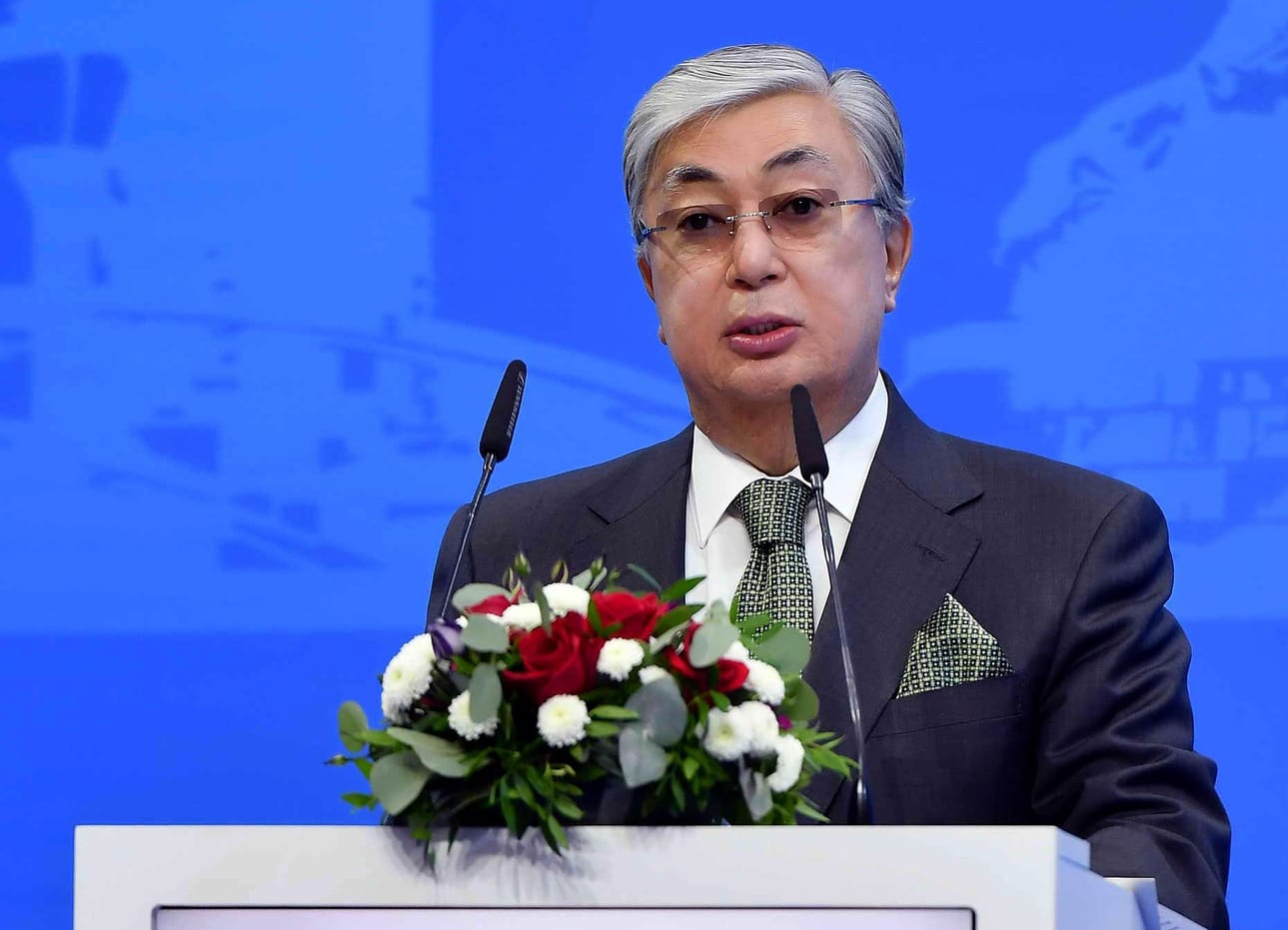 Kazakstanin presidentti on Kassym-Jomart Tokayev totesi Twitterissä, että lentokoneen syöksystä vastuussa olevat tulevat saamaan kovan, lain mukaisen rangaistuksen.