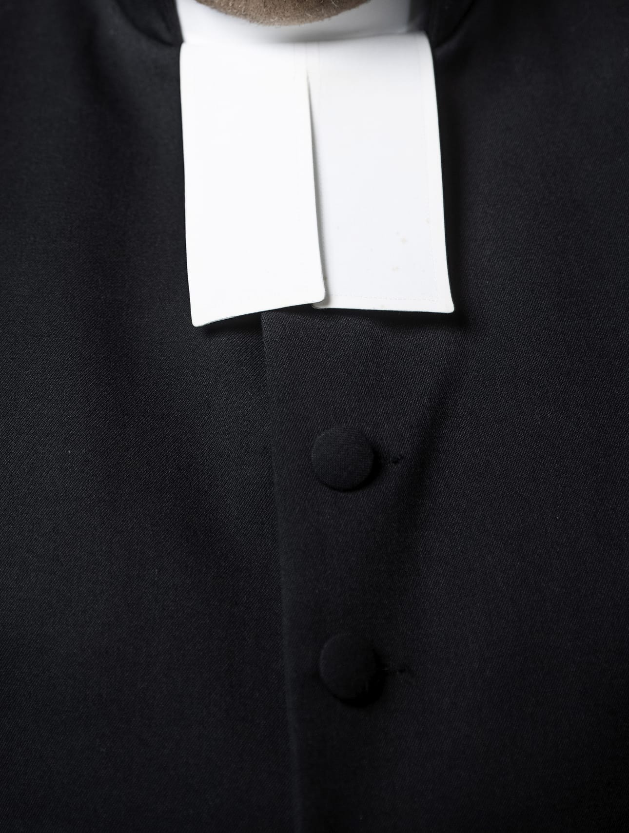 Pitäisikö kirkon virkanimikkeitä muuttaa sukupuolineutraaleiksi? Sopivatko kirkkoherra tai seurakunnan emäntä enää tähän päivään, kun tehtävissä on sekä miehiä että naisia.