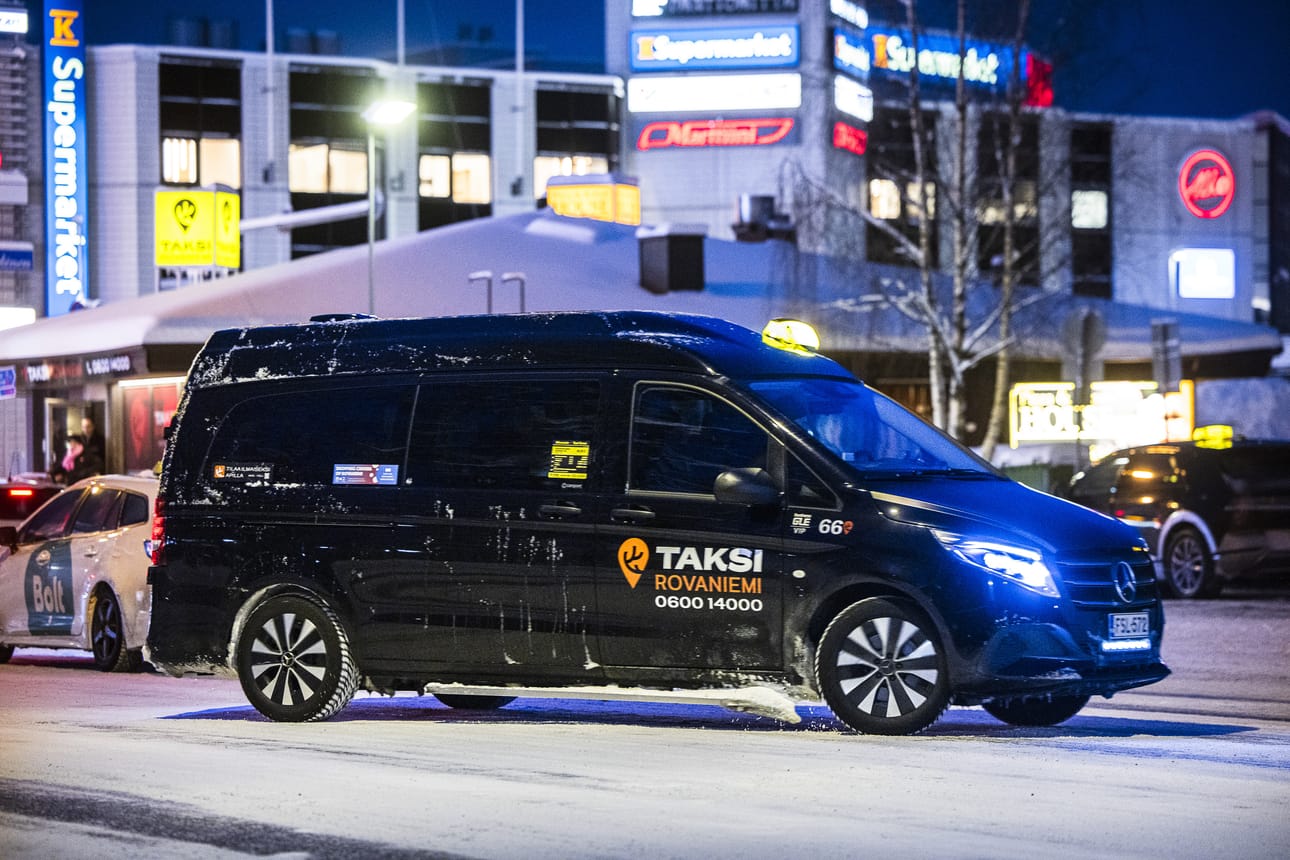 Takseissa ei ainakaan vielä tarvitse olla taksamittareita, joten matkan hinta kannattaa joissakin tapauksissa sopia etukäteen.