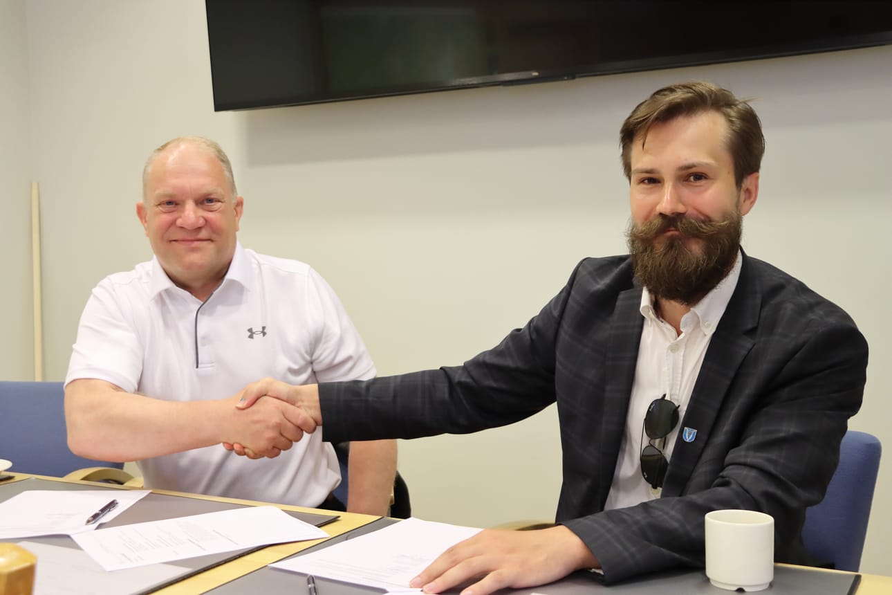 Jake Rakennus Bygg Oy:n toimitusjohtaja Johan Asplund ja Vimpelin kunnanjohtaja Sam Leijonanmieli allekirjoittivat liikuntahallin rakennussopimuksen.