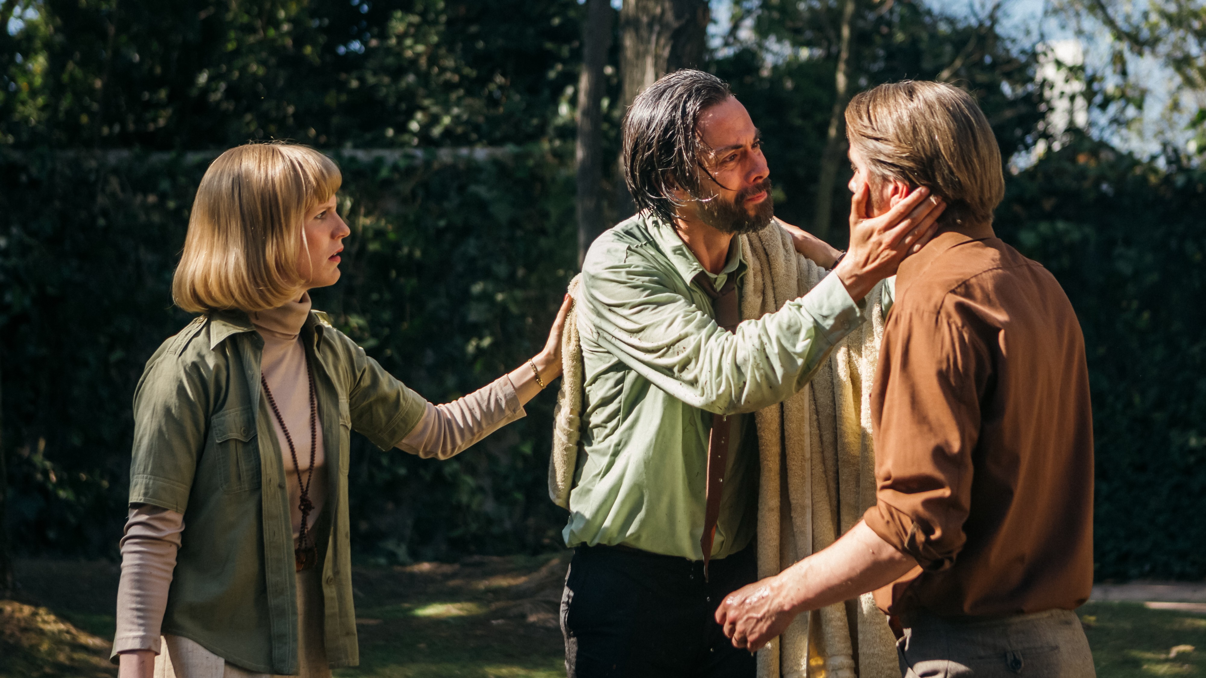 Lysa (Sophia Heikkilä), ja Tapani Brotheruksen (Pelle Heikkilä) luo tulvii vuonna 1973 vallankaappauksen jälkeen chileläisiä, joiden henki on vaarassa. Yhtä heistä näyttelee Néstor Cantillana (keskellä).